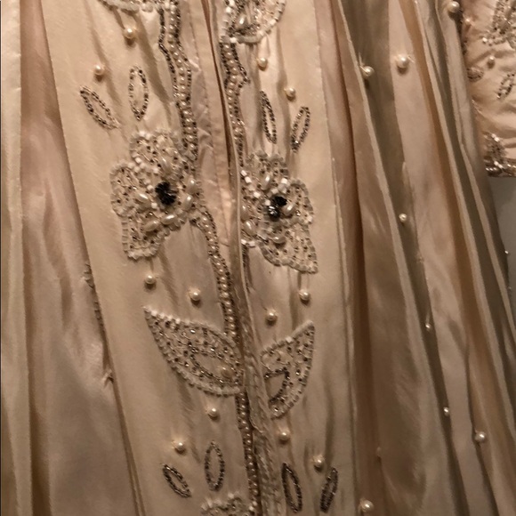 Beautiful Gown with Multiple linings - Picture 7 of 8